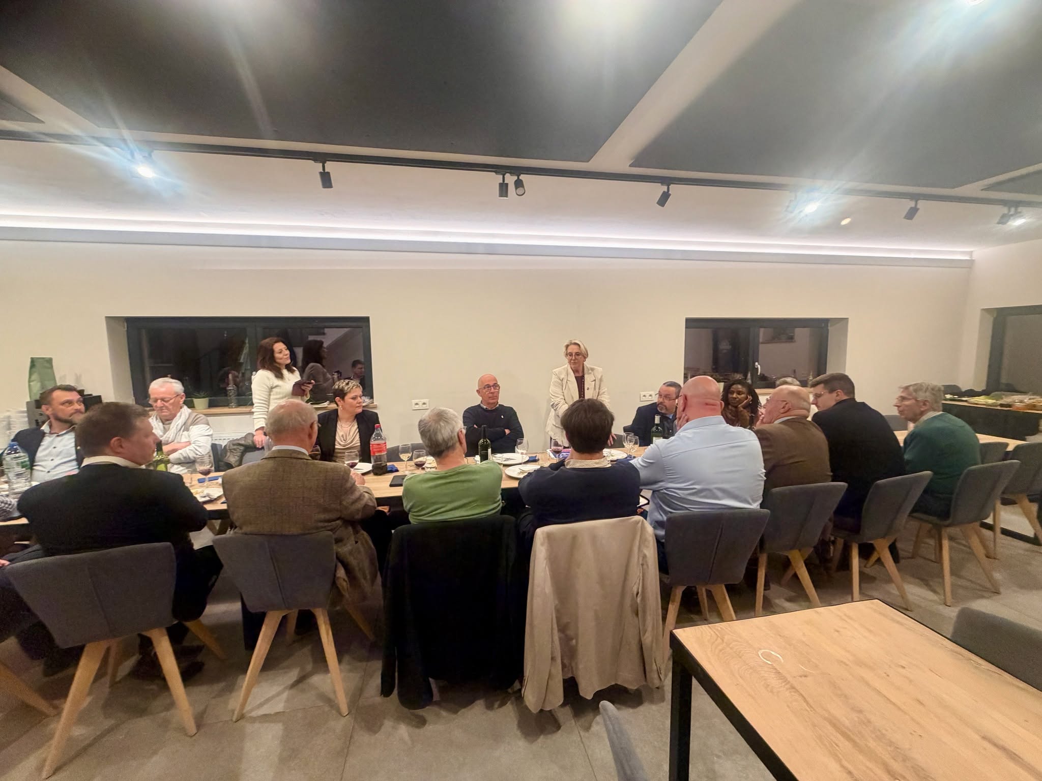 Membres du Lions Club Andenne réunis autour d’une table